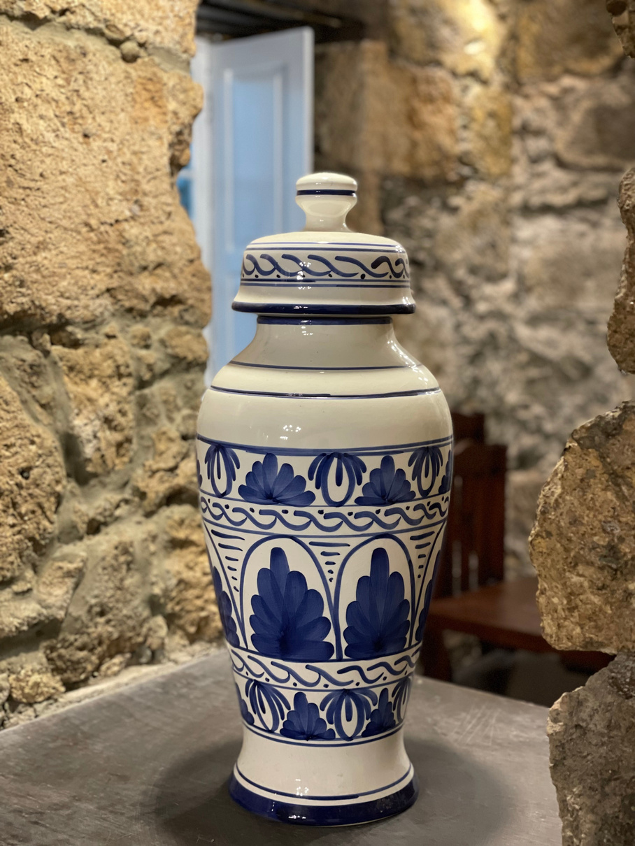 Jarrón decorativo que da un toque de diseño rustico