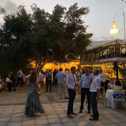 Evento de noche en La Finca Medina. Se puede disfrutar de buena musica