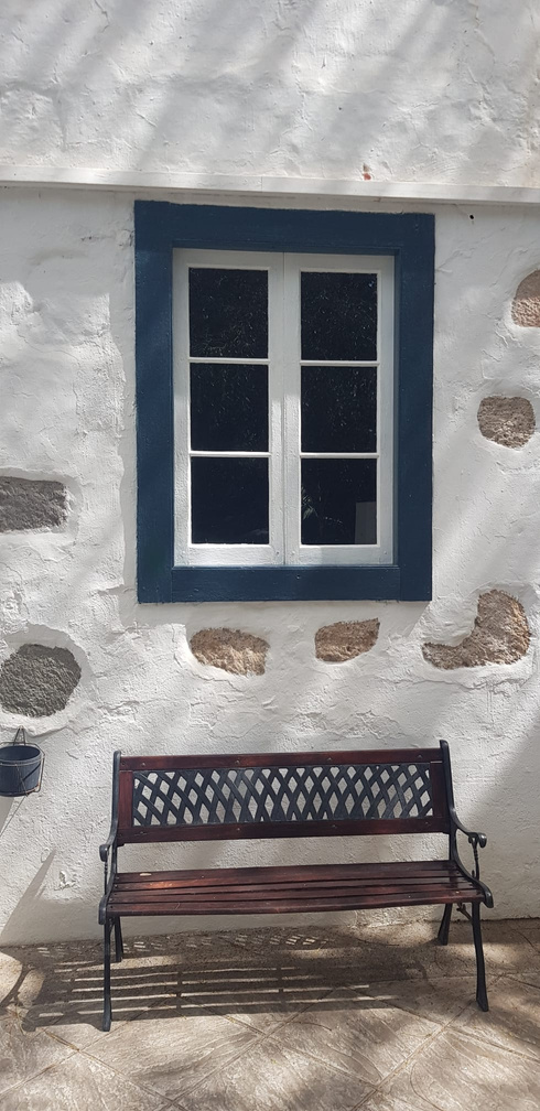 Ventana que deja pasar la luz del día a los espacios de eventos interiores.