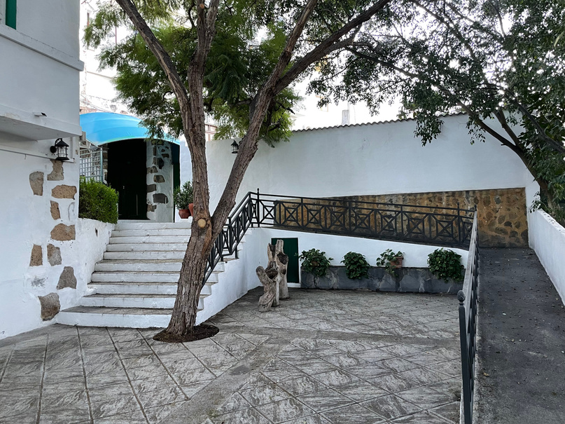 Entrada a La Finca Medina, con rampa adaptada para sillas de ruedas