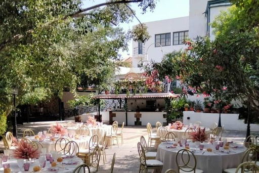 Montaje de las mesas para una boda con todos sus detalles especiales para este tipo de eventos